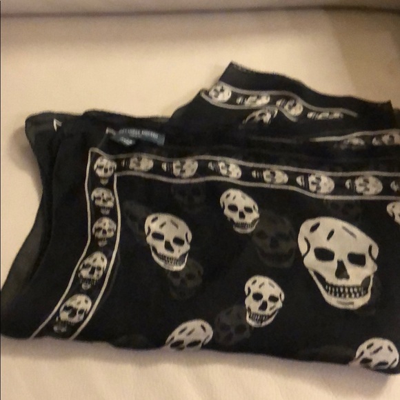 Alexander McQueen Accessories - Alexander McQueen square scarf